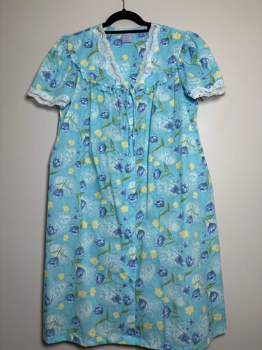Moon Beams Snap Front Vintage Floral House Dress Coat VNeck Lace Neck Arm Detail